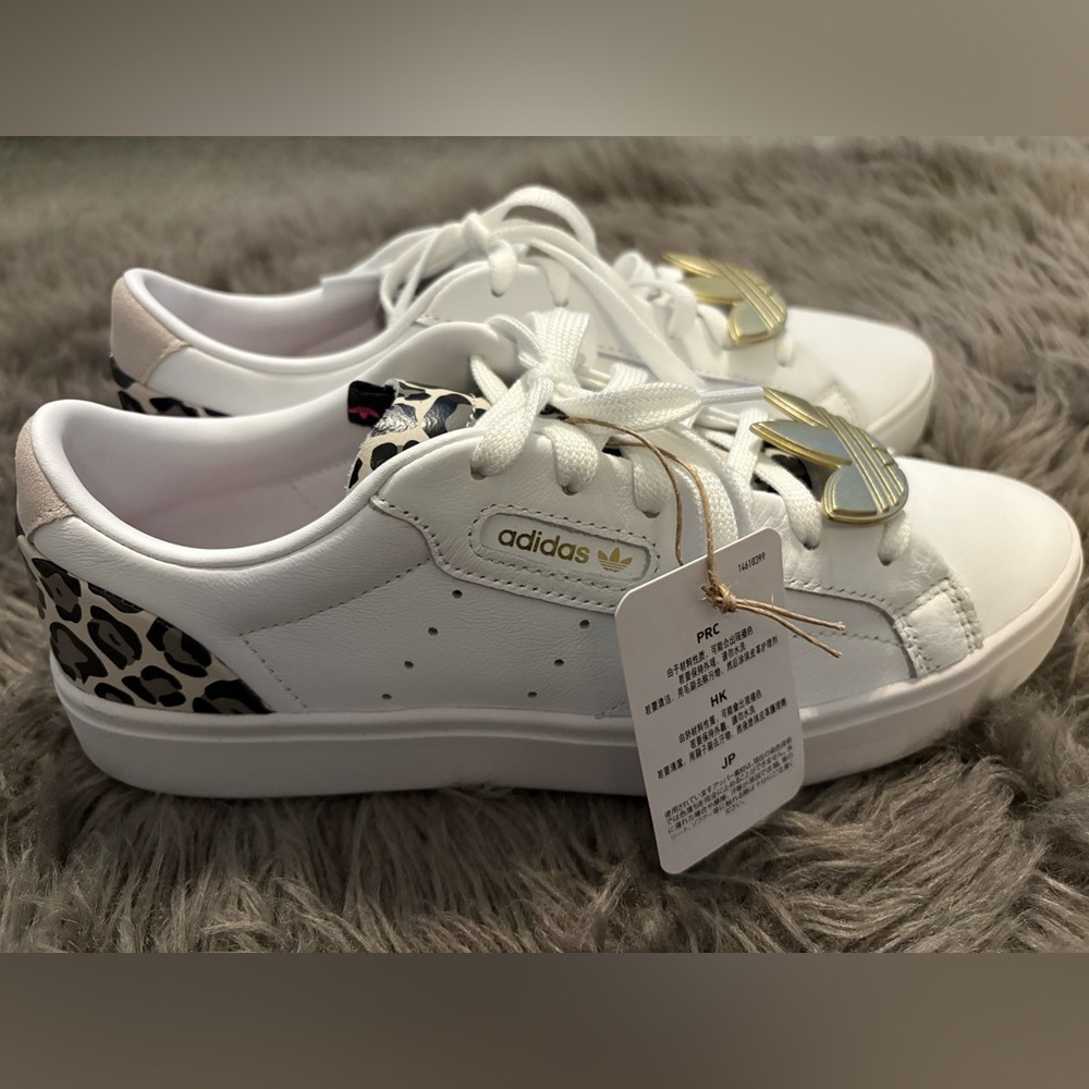 Adidas Women's Sleek sneakers sz 7 white leopard removable lace charms NEW